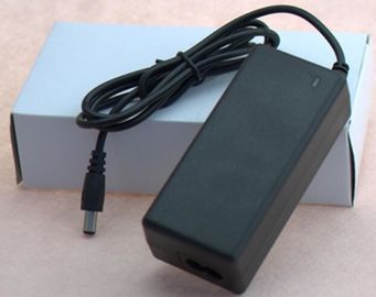 Ο μαύρος τοίχος 12V 2.5A 3A 5A τοποθετεί τον προσαρμοστή ΣΥΝΕΧΟΎΣ δύναμης εναλλασσόμενου ρεύματος με το Au της ΕΕ εμείς βρετανικά βουλώματα για τον οδηγημένο λαμπτήρα