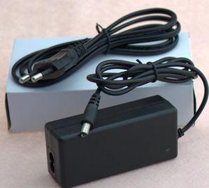 Ο μαύρος τοίχος 12V 2.5A 3A 5A τοποθετεί τον προσαρμοστή ΣΥΝΕΧΟΎΣ δύναμης εναλλασσόμενου ρεύματος με το Au της ΕΕ εμείς βρετανικά βουλώματα για τον οδηγημένο λαμπτήρα