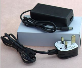 Ο μαύρος τοίχος 12V 2.5A 3A 5A τοποθετεί τον προσαρμοστή ΣΥΝΕΧΟΎΣ δύναμης εναλλασσόμενου ρεύματος με το Au της ΕΕ εμείς βρετανικά βουλώματα για τον οδηγημένο λαμπτήρα