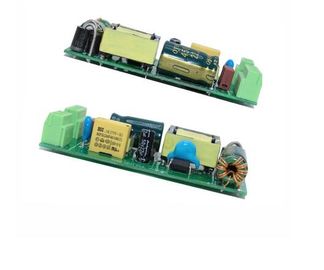 το συνεχές ρεύμα 12V 1.25A 15W οδήγησε την παροχή ηλεκτρικού ρεύματος μετατροπής με το πλαστικό τερματικό κάλυψης και βιδών