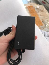 ο λι-ιονικός φορτιστής μπαταριών 12.6V 2A, προσαρμοστής συνεχούς δύναμης εναλλασσόμενου ρεύματος για το πακέτο μπαταριών, μαύρο χρώμα, ο ΣΥΝΕΧΉΣ συνδετήρας