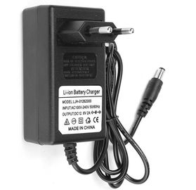 ο λι-ιονικός φορτιστής μπαταριών 12.6V 2A, προσαρμοστής συνεχούς δύναμης εναλλασσόμενου ρεύματος για το πακέτο μπαταριών, μαύρο χρώμα, ο ΣΥΝΕΧΉΣ συνδετήρας